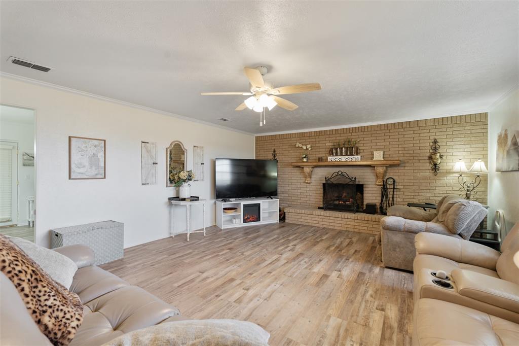 201 Colonial Circle - Photo 1