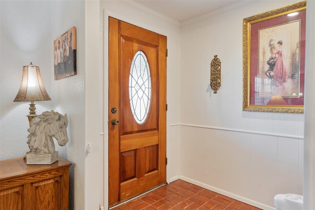 201 Colonial Circle - Photo 4