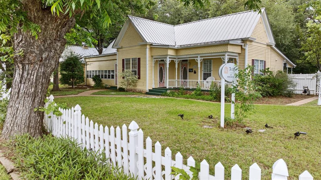 1002 W Pearl Street - Photo 1