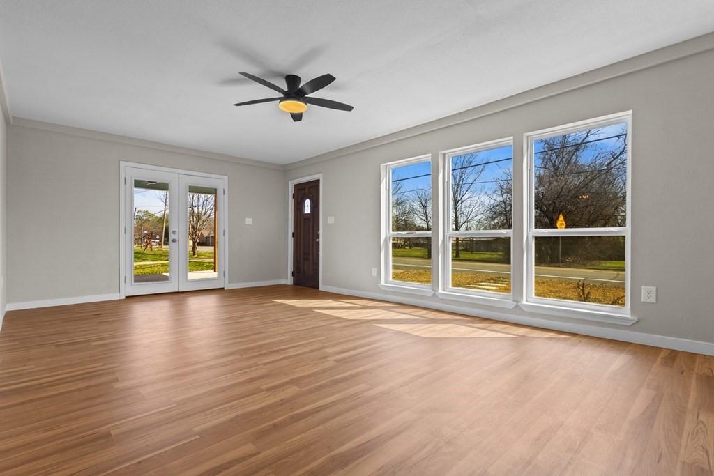 405 E 9th Street - Photo 4
