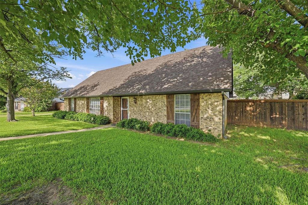 720 Blanton Drive - Photo 2