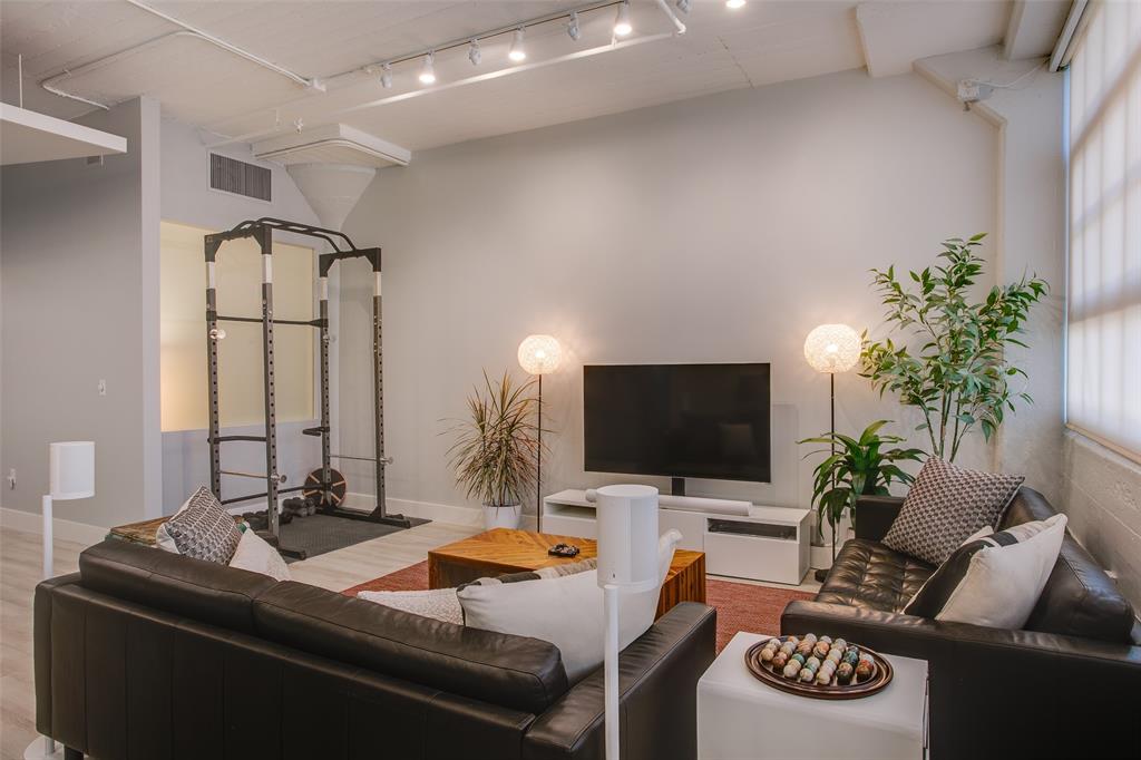2600 W 7th Street - Photo 1