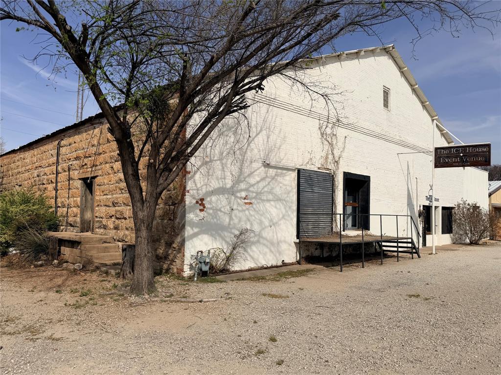 107 N Oak Street - Photo 2