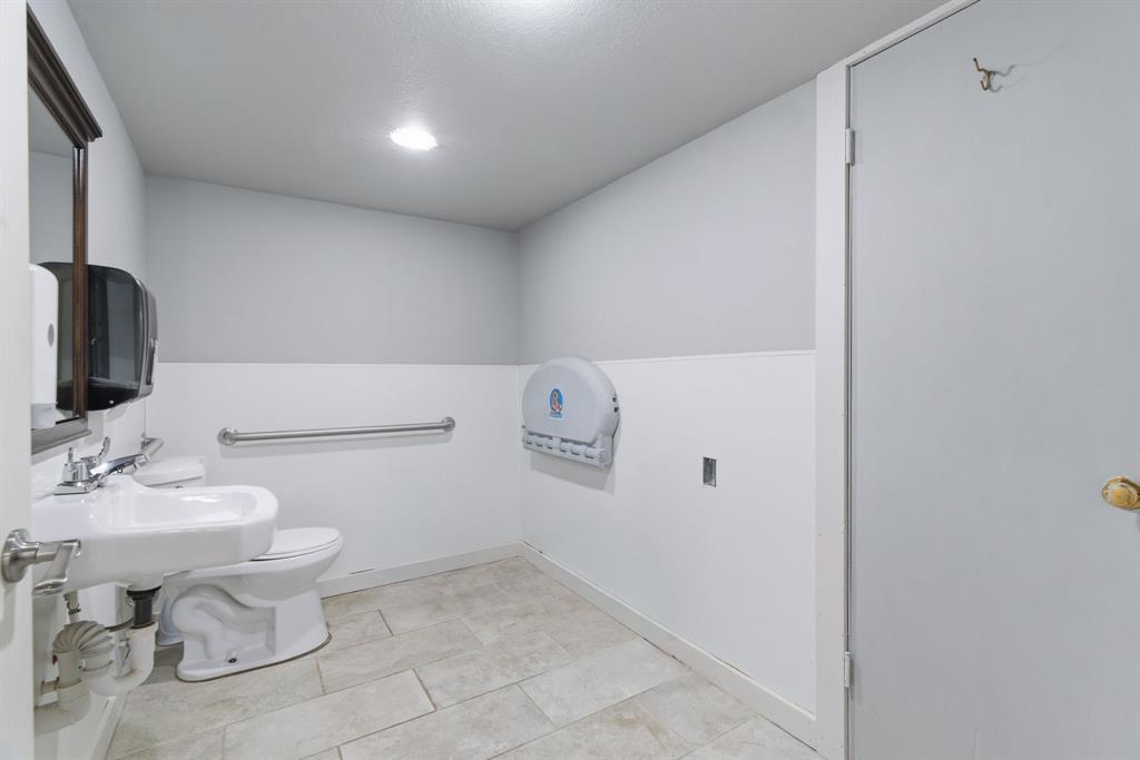 612 Conrad Hilton Boulevard - Photo 23