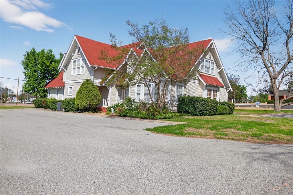 214 E College Street - Photo 1