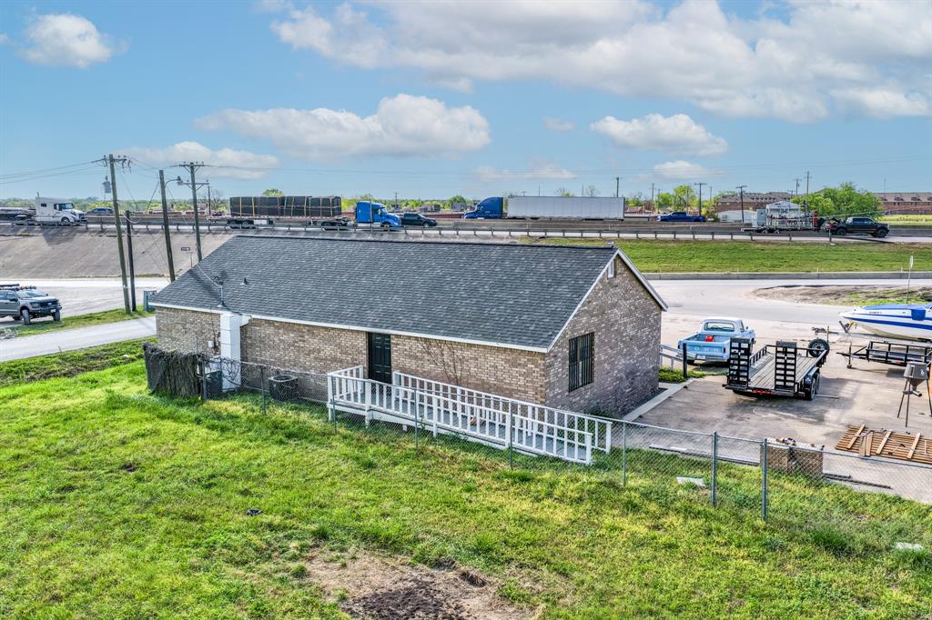 720 E Lamar Street - Photo 3
