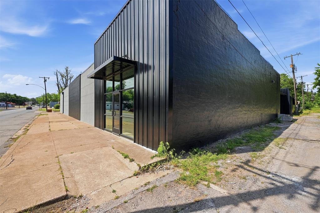 613 S Armstrong Avenue - Photo 1