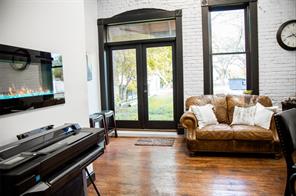 239 W Pecan Street - Photo 5