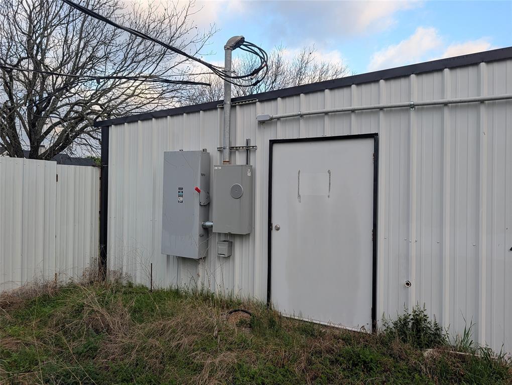 18243 N Highway 6 - Photo 4