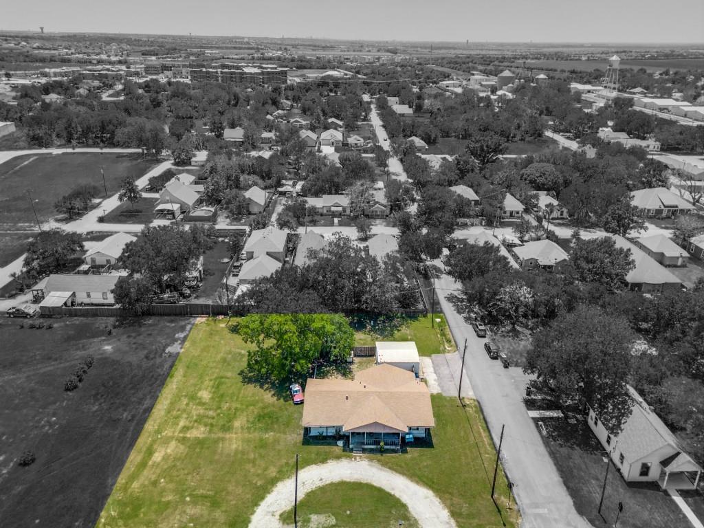 403 E Pecan Street - Photo 1