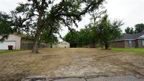 704 E 6th Street - Photo 1