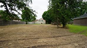 704 E 6th Street - Photo 2