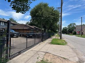 739 W 10th Street - Photo 7