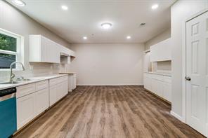 562 SW 1ST - Photo 5