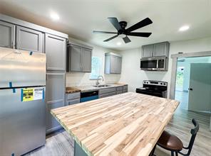 1402 Avenue A - Photo 6