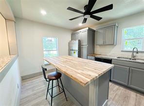 1402 Avenue A - Photo 8