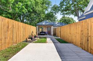 702 W Spring Street - Photo 34