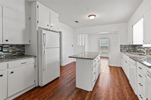 1050 W Dallas Avenue - Photo 8