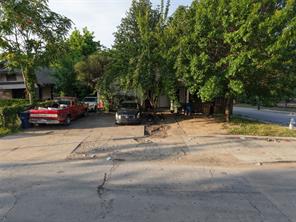 802 E 12th Street - Photo 1