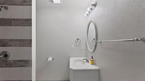 702 N US Highway 69 - Photo 14