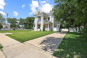 511 S Travis Street - Photo 2