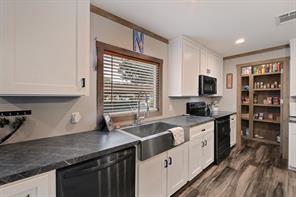 501 W 3rd Street - Photo 13