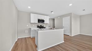 814 KING'S Way - Photo 2