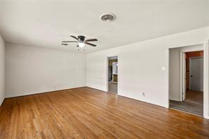 303 Avenue E - Photo 2