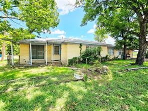 310 W Milam Street - Photo 1