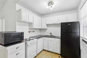 820 W 10th Street - Photo 2
