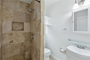 820 W 10th Street - Photo 7