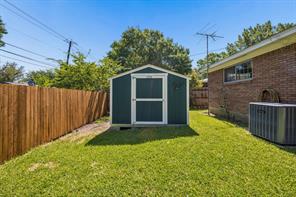 1725 Bardfield Avenue - Photo 20