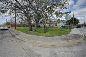 1525 Nomas Street - Photo 2