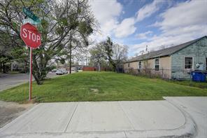 1525 Nomas Street - Photo 3