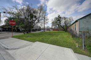 1525 Nomas Street - Photo 4