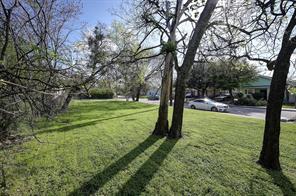 1525 Nomas Street - Photo 6