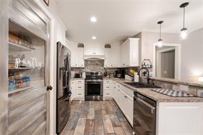 221 S Avenue C - Photo 3