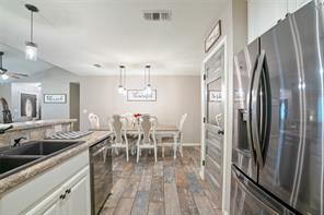 221 S Avenue C - Photo 4