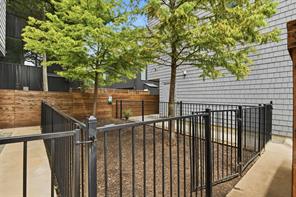 427 W 10th Street - Photo 21