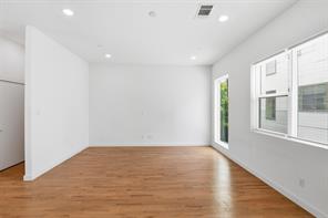 427 W 10th Street - Photo 9