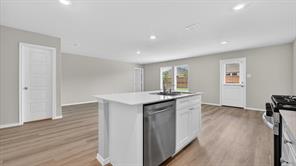 818 KING'S Way - Photo 4