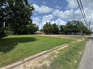 300 W 10th Street - Photo 1