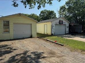 323 E Lloyd Street - Photo 2