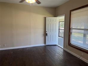 323 E Lloyd Street - Photo 3