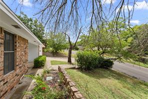 1017 Wedgewood Drive - Photo 2