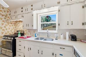 1301 Colonial Court - Photo 8