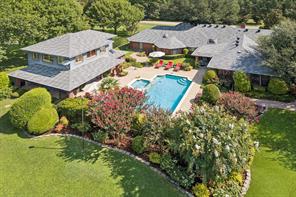 201 Oakwood Drive - Photo 1