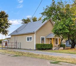 1009 W 7th Street - Photo 1