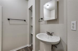 321 Queens Court S - Photo 6