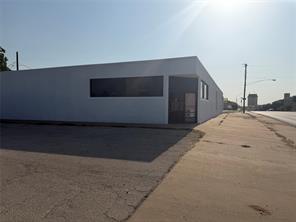 500 W Walker Street - Photo 1